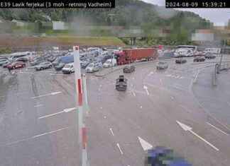 (+ ) Lavikin lauttalaiturilla pitkät jonot news-10082024-234557