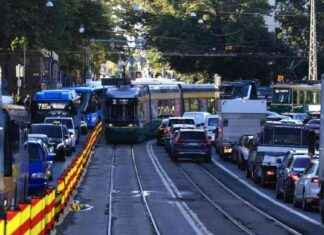Hakaniemen sillan turma: Liikenne ruuhkautunut – Poliisi kehottaa välttämään autoilua news-13082024-103657