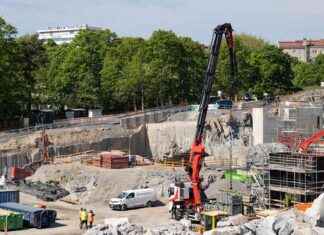 Koirat löytävät kaksi räjähtämätöntä latausta Helsingin sairaalan räjähdyspaikalta news-17082024-084348