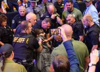 Poliisi taltutti tunkeutujan Trumpin kampanjatilaisuudessa – Yhdysvallat news-31082024-114859