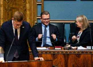 Perussuomalaisten kansanedustaja häiritsi SDP:n puheenjohtajaa puhumisen jälkeen ruotsia eduskunnassa news-24092024-200150