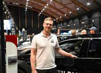 Bilnäyttely: Odottajia paljon news-20102024-151226