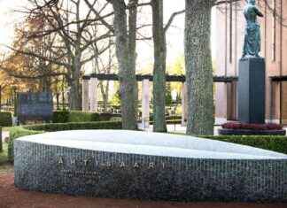 Martti Ahtisaaren hautamuistomerkki paljastettu Hietaniemen hautausmaalla news-10112024-214852