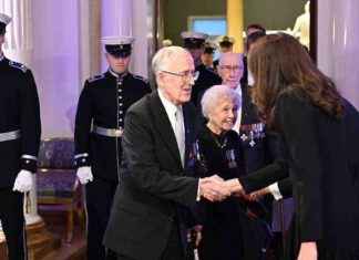 Stubb kunnioittaa sotaveteraaneja ja naisten puolustusryhmän jäseniä Presidentinlinnassa news-02122024-212407