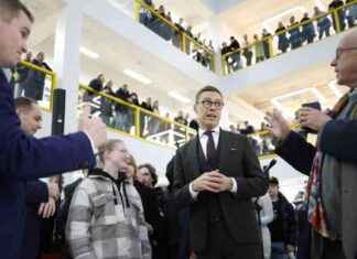 Presidentti Stubbin tiedotustilaisuus ja Keskisarjan osallistuminen 612-kulkueeseen news-03122024-153121