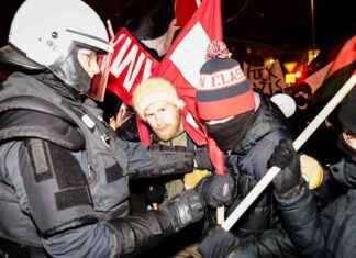 Poliisi pidättää vastamielenosoittajia äärioikeiston marssilla poliisi-pidtt-vastamielenosoittajia-rioikeiston-marssilla