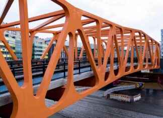 Teinijoukko viskoo jääkokkareita Jätkäsaaressa | Nuoret nuoriso -artikkeli teinijoukko-viskoo-jkokkareita-jtksaaressa-nuoret-nuoriso-artikkeli