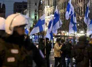 Itsenäisyyspäivä Helsingissä: Poliisi eristänyt Töölöntorin, vastamielenosoittajia paikalla tsenisyyspiv-helsingiss-poliisi-eristnyt-tlntorin-vastamielenosoittajia-paikalla