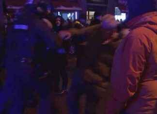 Video: Vanha mies kaatuu itsenäisyyspäivän mielenosoituksessa poliisien poistaessa mielenosoittajia video-vanha-mies-kaatuu-itsenisyyspivn-mielenosoituksessa-poliisien-poistaessa-mielenosoittajia