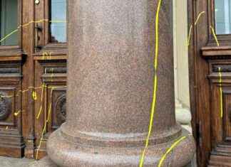 Ateneumin sisäänkäynti roiskuttu keltaisella maalilla ateneumin-sisnkynti-roiskuttu-keltaisella-maalilla