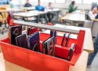 Keskeinen parlamentaarinen valiokunta tukee ehdotettua kieltoa matkapuhelimille kouluissa keskeinen-parlamentaarinen-valiokunta-tukee-ehdotettua-kieltoa-matkapuhelimille-kouluissa