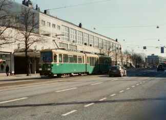 Rautatientori Täynnä Elämää: Näin Koet Helsingin Sydämen Rautatientori Täynnä Elämää: Näin Koet Helsingin Sydämen