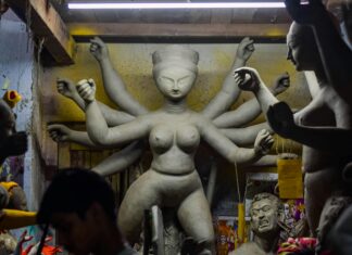 Maa On Niin Kaunis Sanat: Löydä Rakkauden Voima Tässä Laulussa