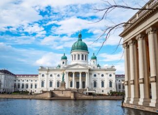 Helsingin salaisuudet: Käsin valittuja artikkeleita kaupungista Secrets of Helsinki: Handpicked Articles about the City